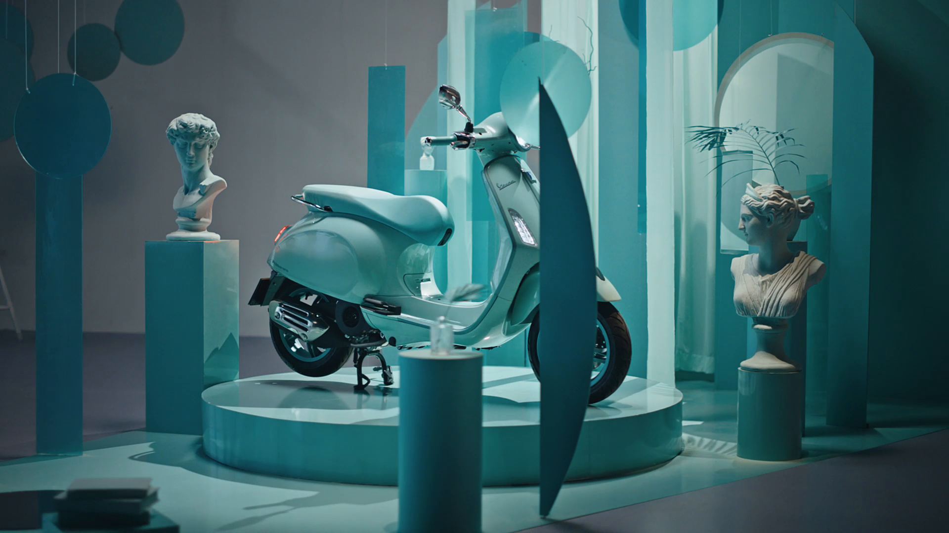 Vespa Primavera màu Xanh Amabile trên bục trưng bày