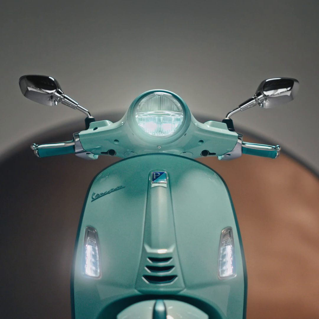 Mặt trước Vespa Primavera màu Xanh Amabile với đèn pha và xi-nhan LED