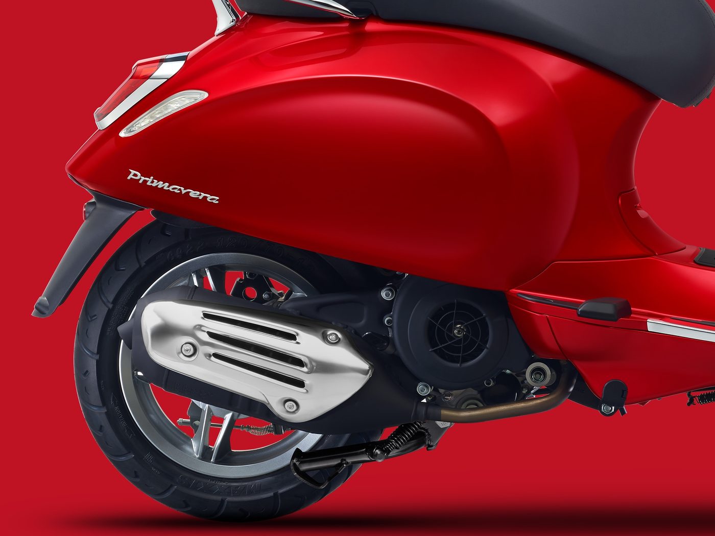 Hông sau Vespa Primavera 125 màu Đỏ Scarlatto với logo Primavera và động cơ i-Get