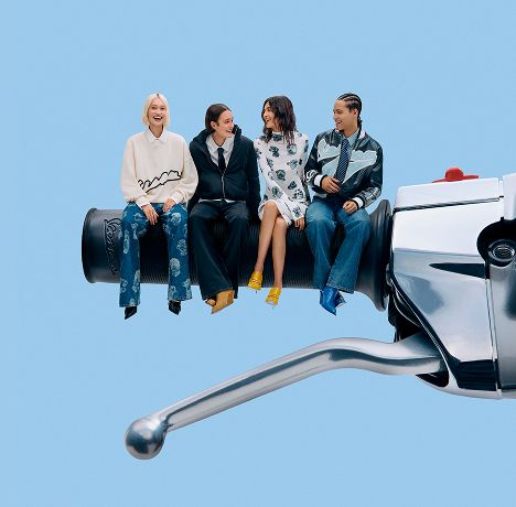 Nhóm bạn ngồi trên tay lái Vespa phóng lớn