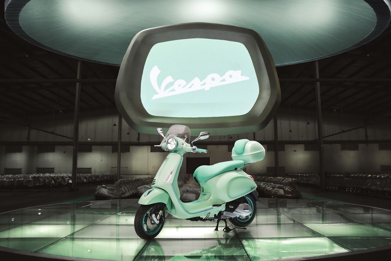 Primavera S Xanh Amabile dưới logo Vespa phát sáng