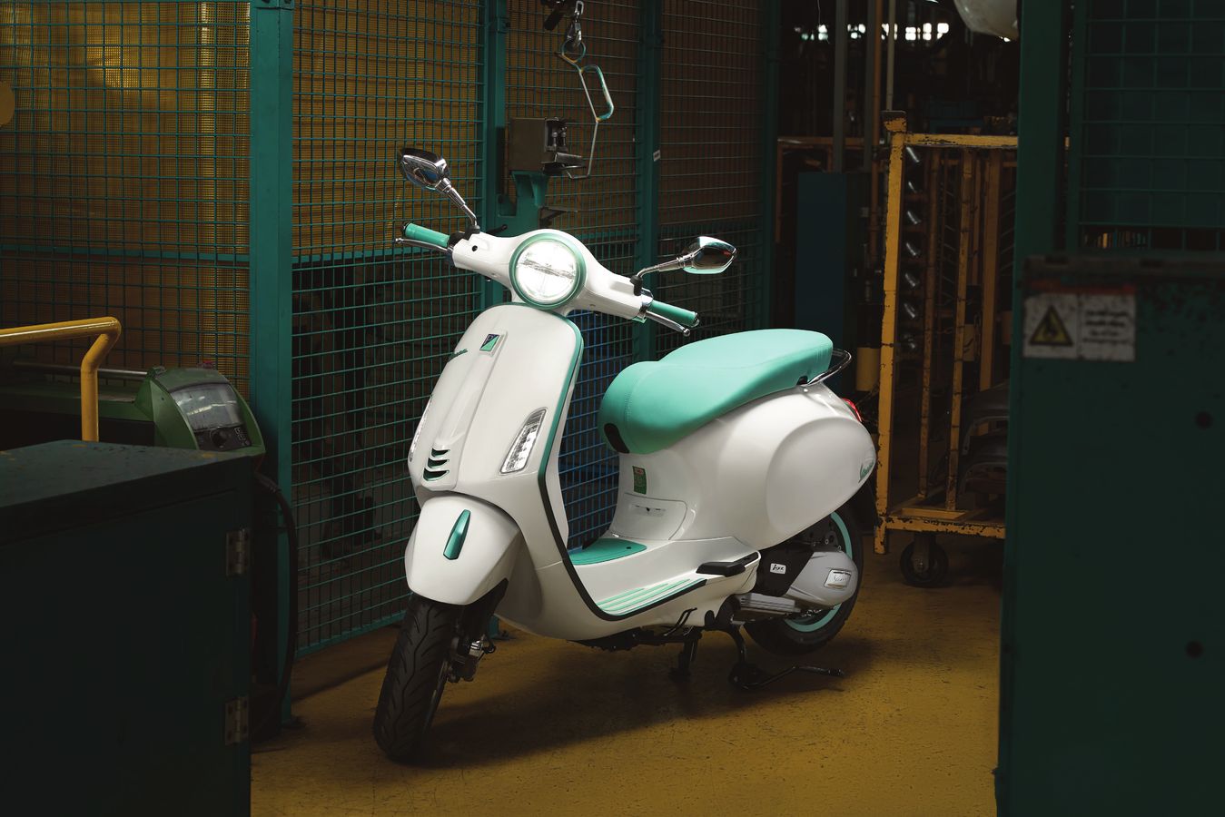 Vespa Primavera trong nhà xưởng