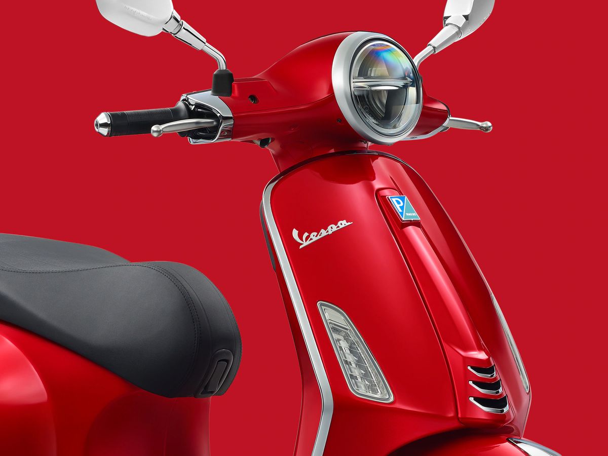 Đầu xe Primavera 125 màu Đỏ Scarlatto góc ba phần tư
