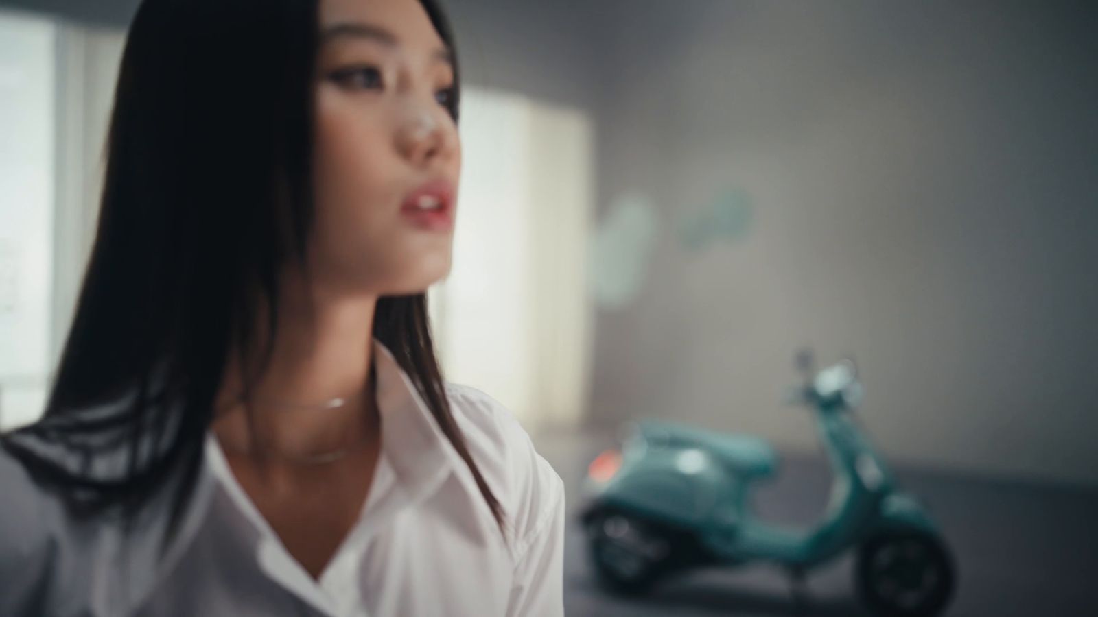 Cô gái bên chiếc Primavera màu xanh