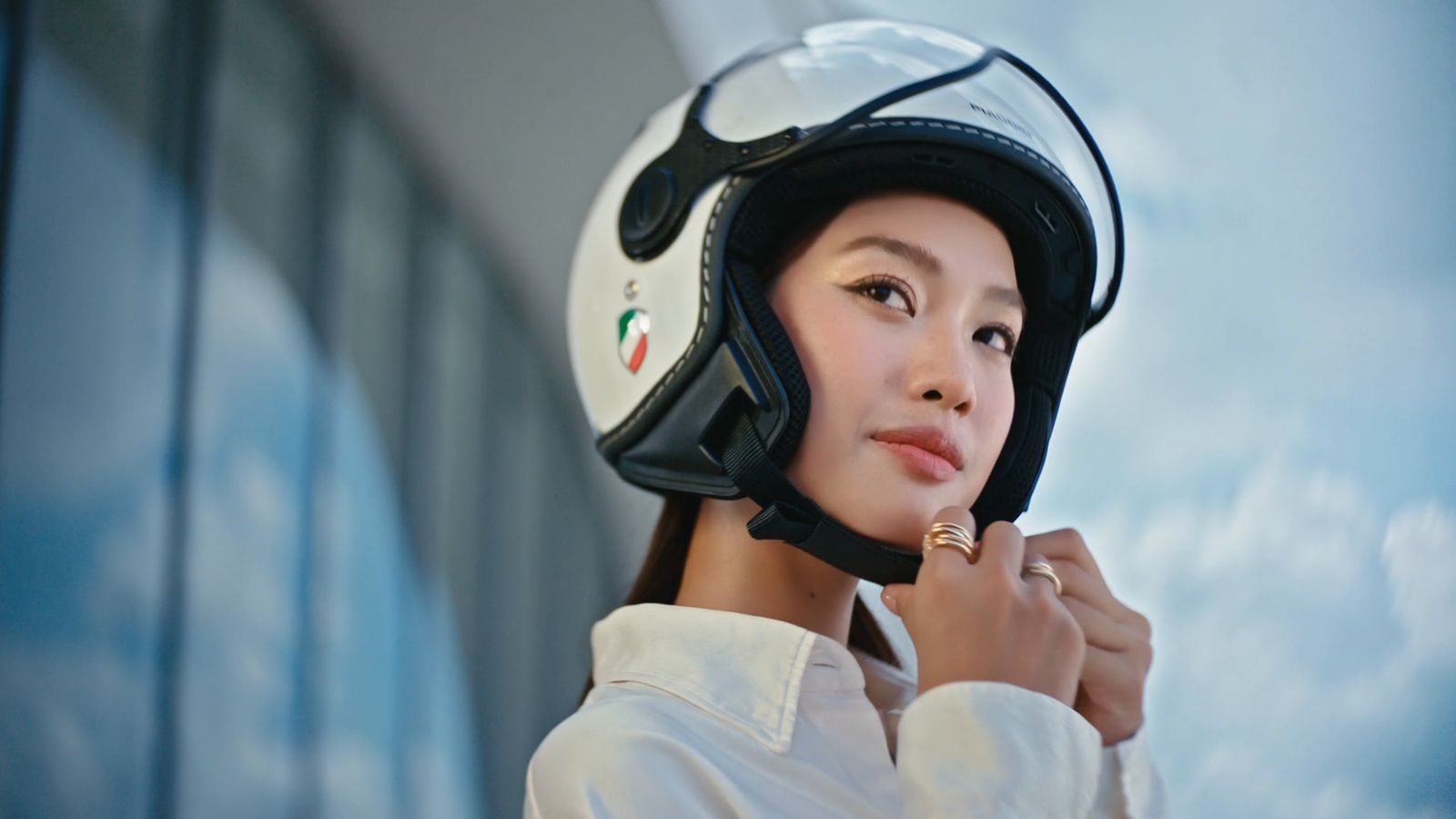 Cô gái đội mũ bảo hiểm Vespa