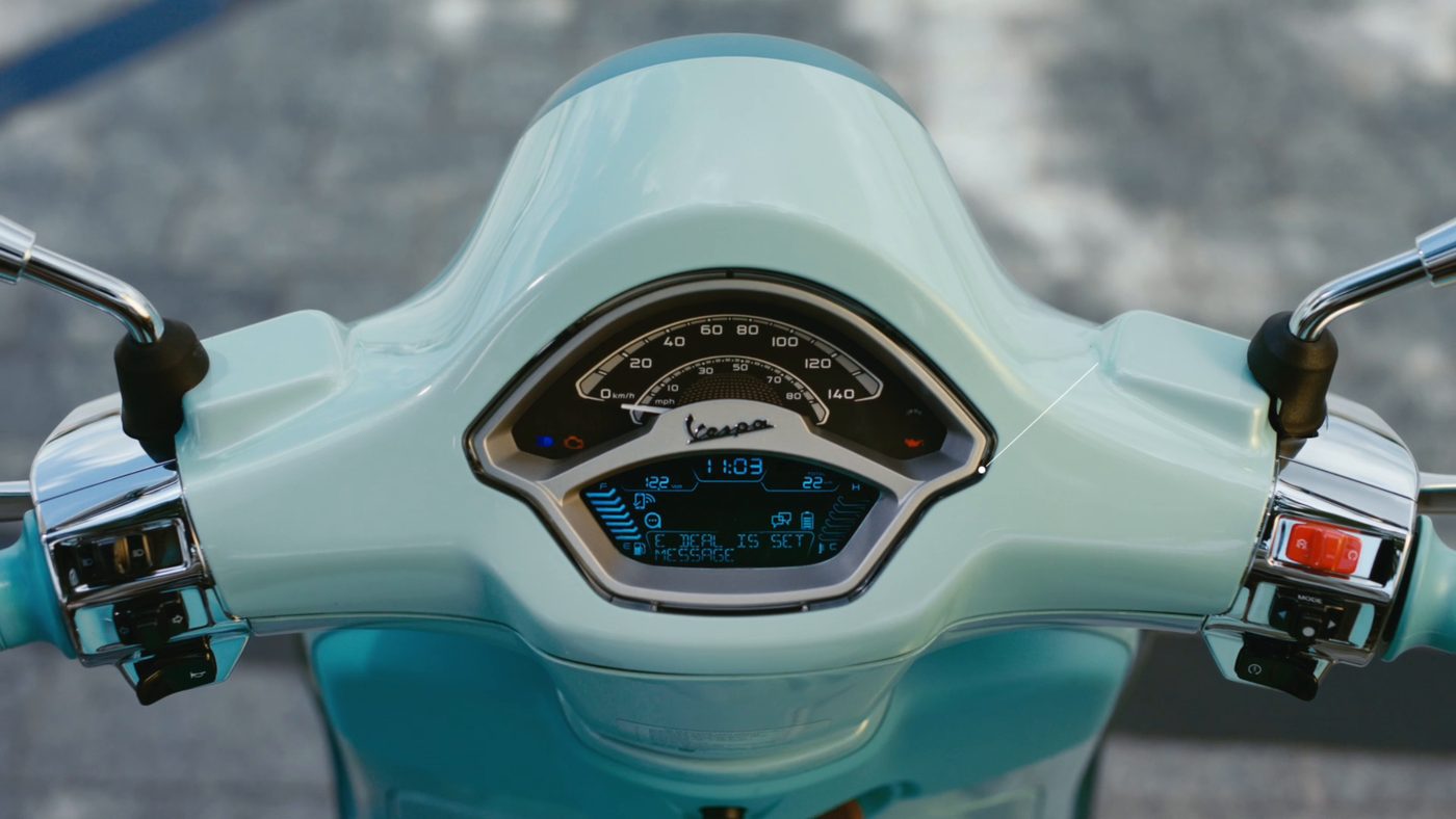 Cụm đồng hồ Vespa Primavera với kim analog và màn hình LCD