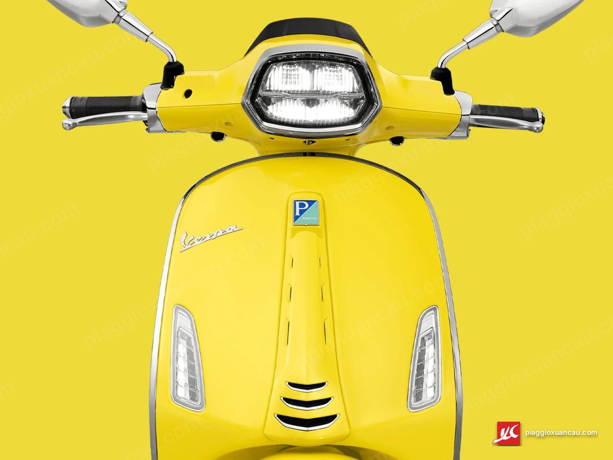 Mặt trước Vespa Sprint 125 màu vàng với đèn pha và xi-nhan LED