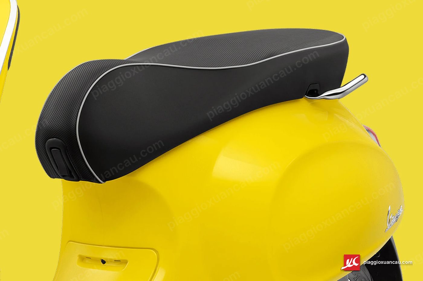 Yên da Vespa Sprint 125 với đường chỉ khâu tương phản