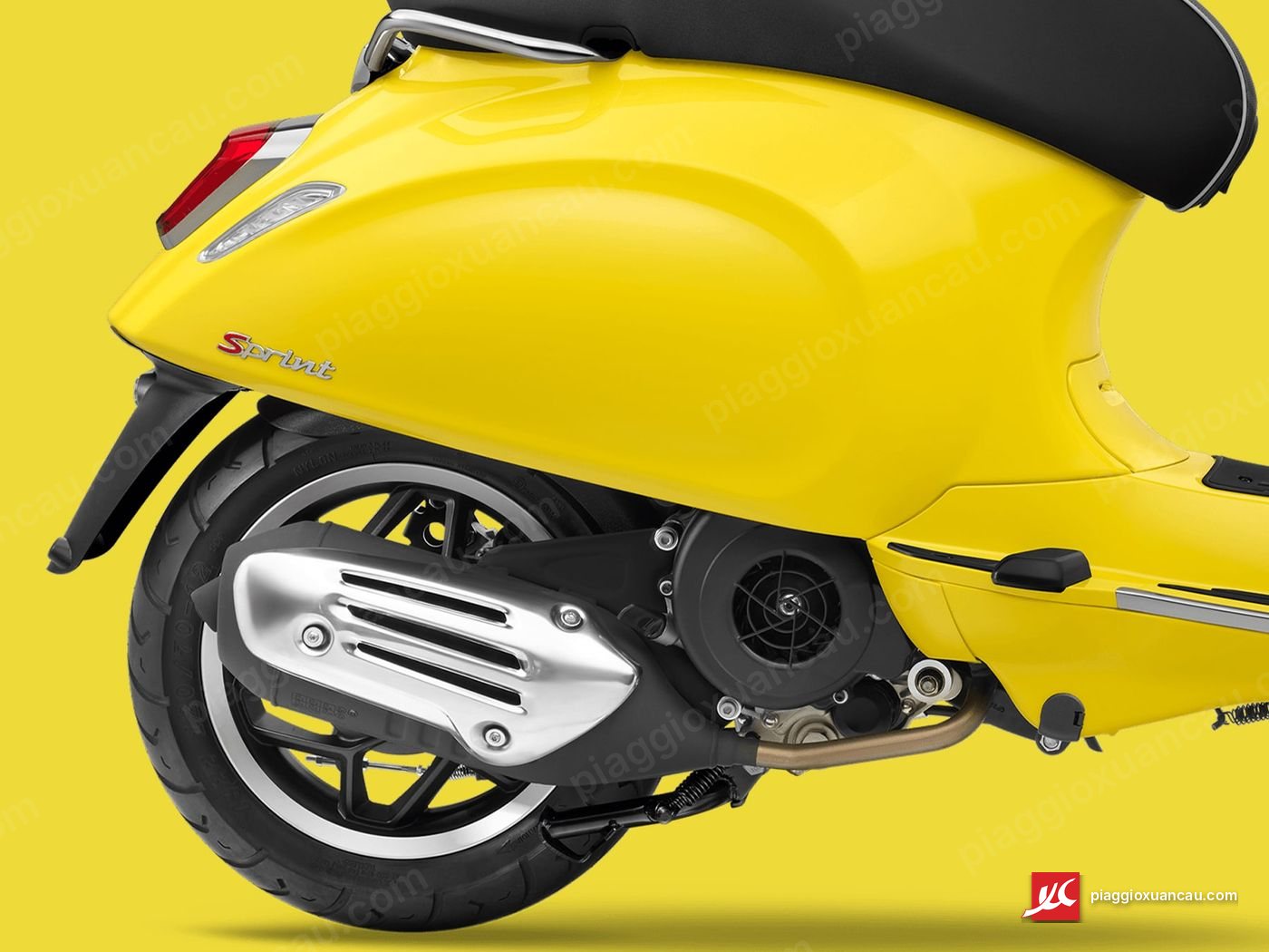 Hông sau Vespa Sprint 125 với logo Sprint và vỏ động cơ i-Get