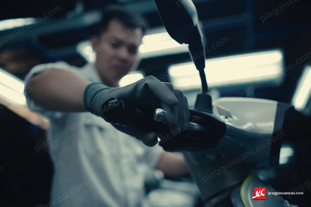 Đèn hậu và thân xe Vespa trong nhà máy