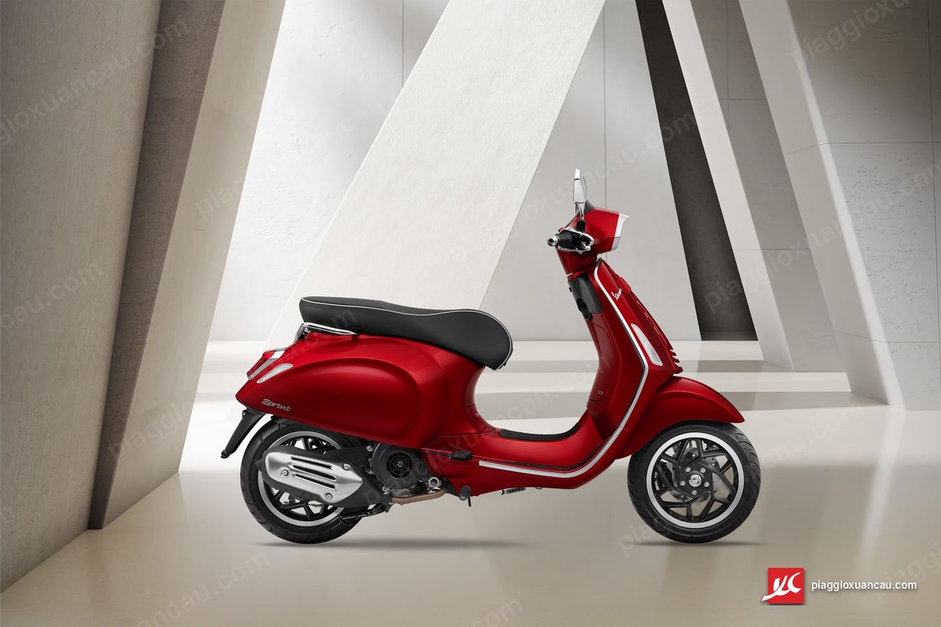 Vespa Sprint 125 Red Scarlatto trong studio