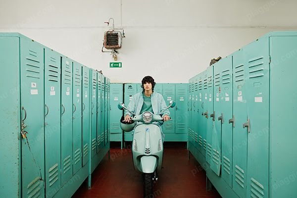Vespa Sprint trong hành lang tủ đồ màu xanh