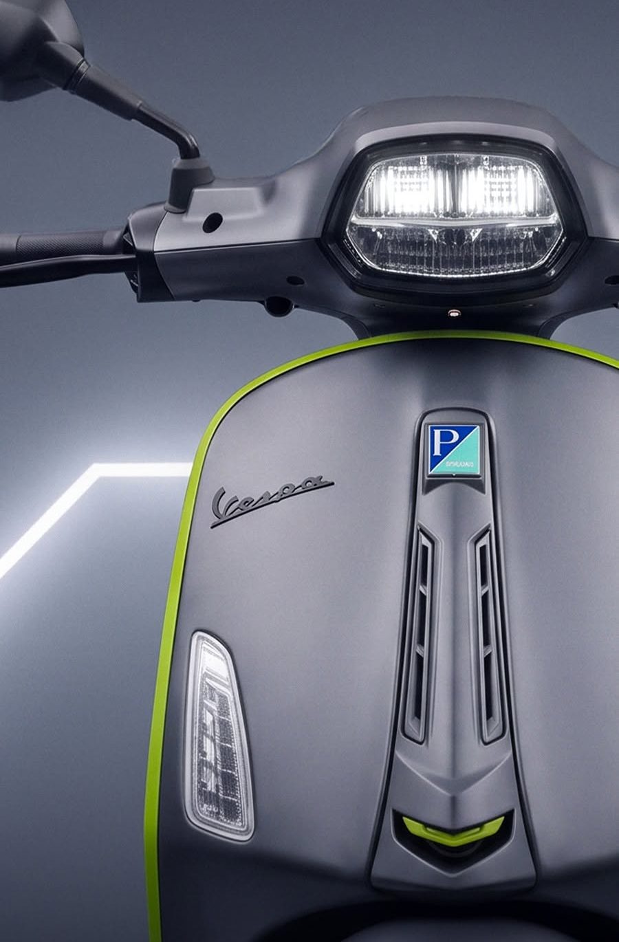 Mặt trước Vespa Sprint Tech 180 với đèn LED, mặt nạ khe gió và viền xanh chanh