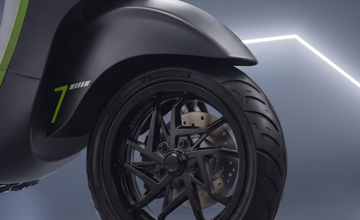 Bánh trước Sprint Tech 180 với mâm nan xẻ đen và lốp Michelin