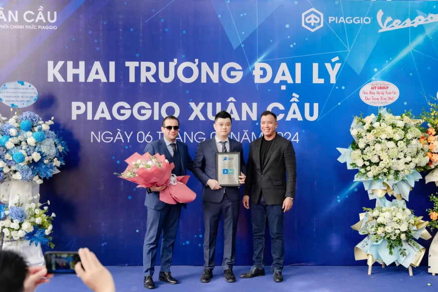 khai truong showroom piaggio xuan cau 14 hoang quoc viet 2