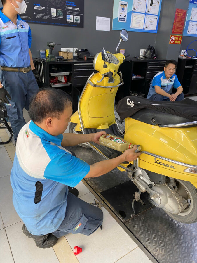 thay dau mau vespa xuan cau 12