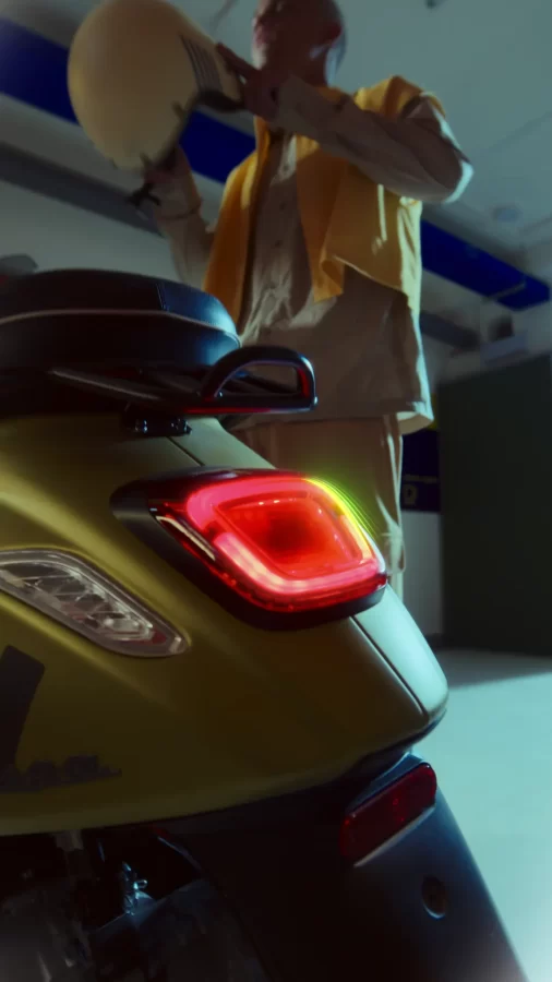 So sánh chi tiết Vespa Sprint S 125 và phiên bản giới hạn mùa lễ hội The New Vespa Sprint S 125 13 den led vespa sprint 2025 piaggioxuancau 17