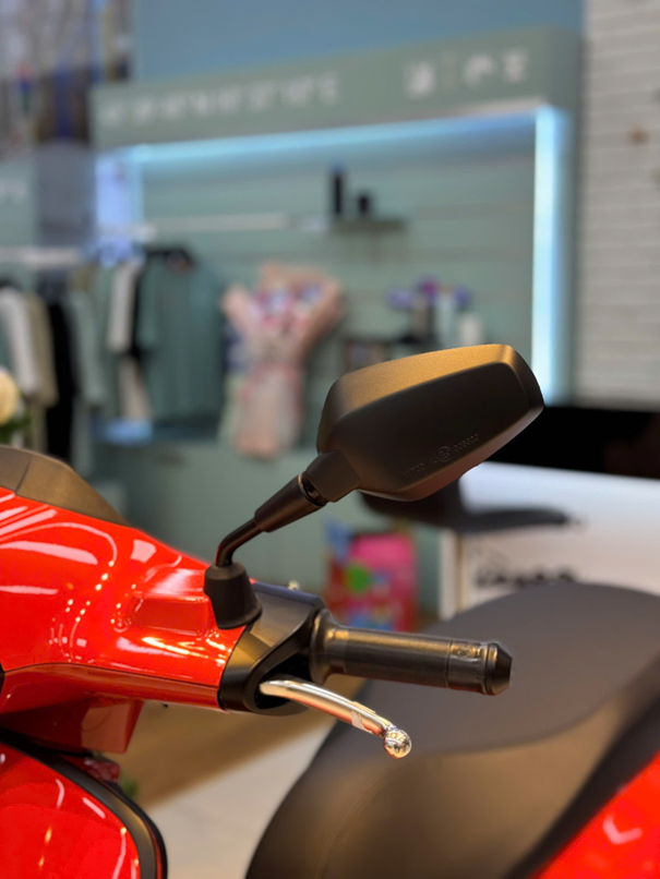 So sánh chi tiết Vespa Sprint S 125 và phiên bản giới hạn mùa lễ hội The New Vespa Sprint S 125 17 guong